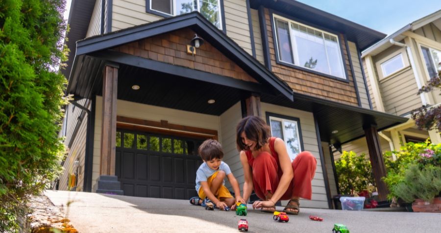 une femme et son fils devant leur maison acheté à l'étranger