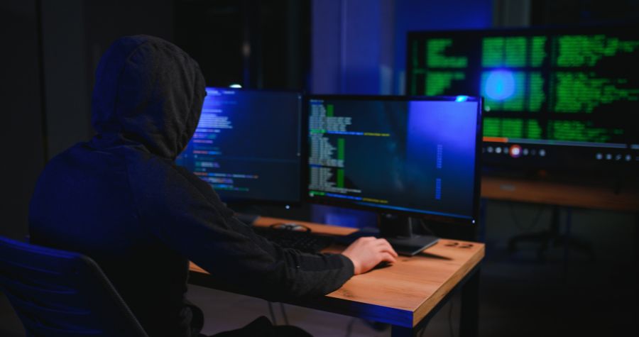 Un Hackers qui provoque une cyber attaque