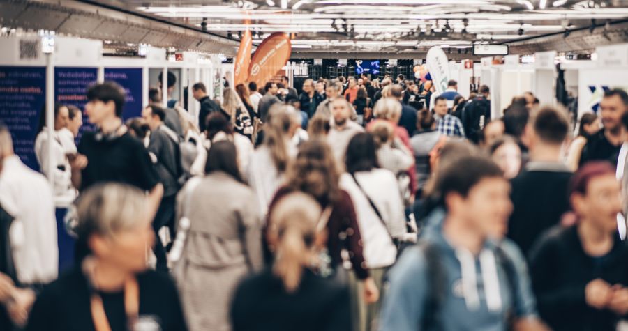 une foule de visiteurs dans un salon professionnel