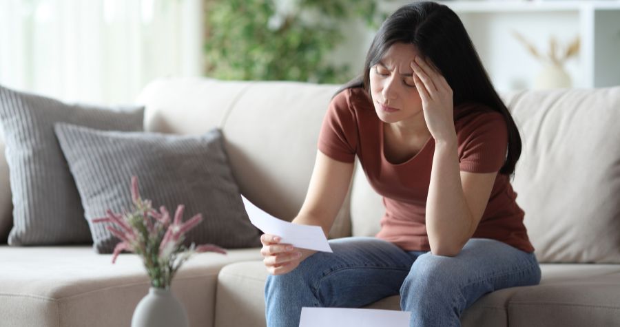 une jeune femme attristé qui a reçu un refus d'indemnisation